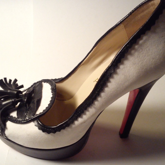 Le Chateau Black Leather heels  **MAKE AN OFFER** - Picture 5 of 6